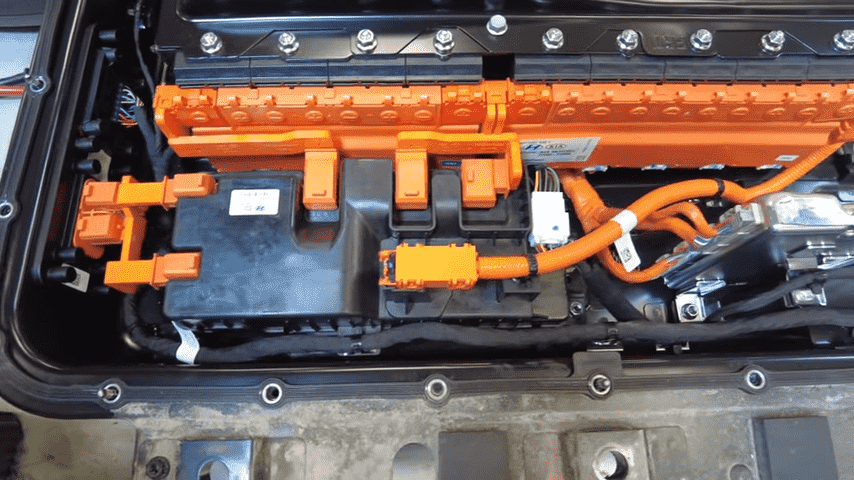 Can a dead car battery recharge itself?